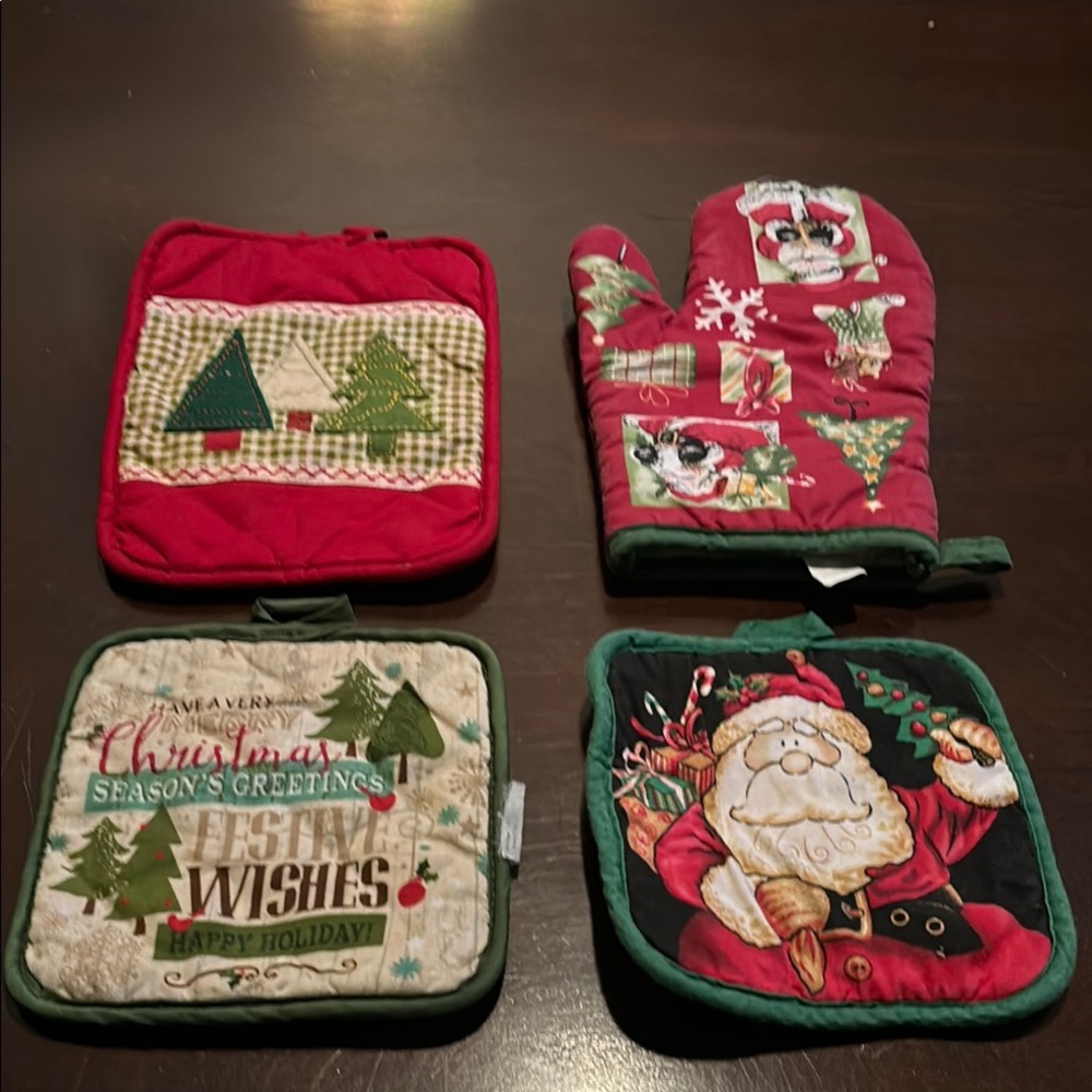 Set of 4 Christmas Themed Kitchen Helpers, 3 potholders & an oven mitt